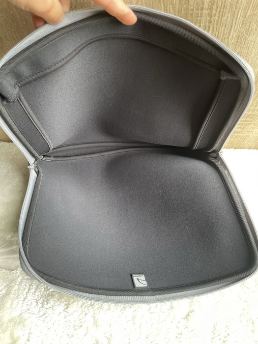 Czarne etui 14-calowego Apple iBook.