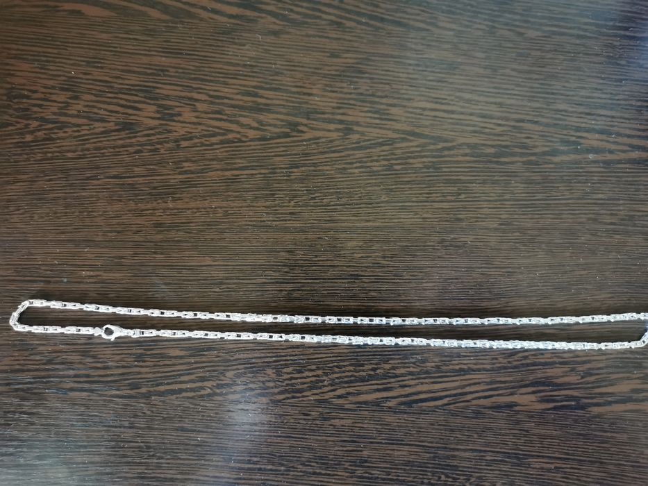 Цепочка из белого золота.