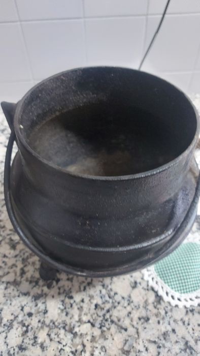 Vendo panela de ferro de 3 pés  de 5 litros sem tampa