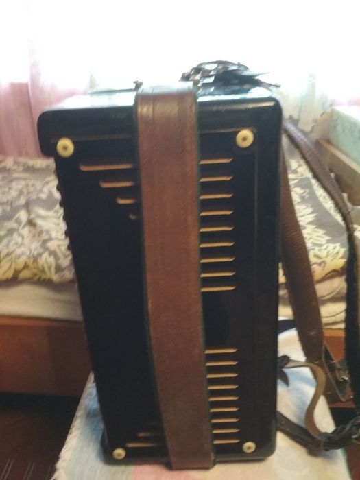 Продам акрдеон ,,рояль стандарт,,
