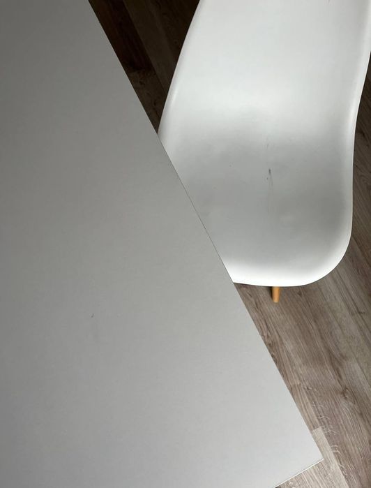 Biały stolik i krzesło