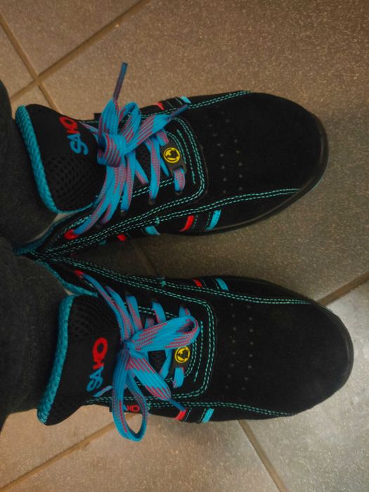 Buty, do pracy w magazynie, z ochroną palców.