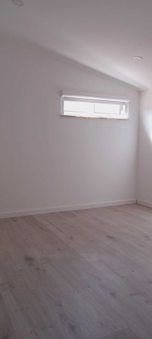 Arrendamento T3 duplex - cozinha semi-equipada, sem mobília, com logradouro e parqueamento - Alhos Vedros