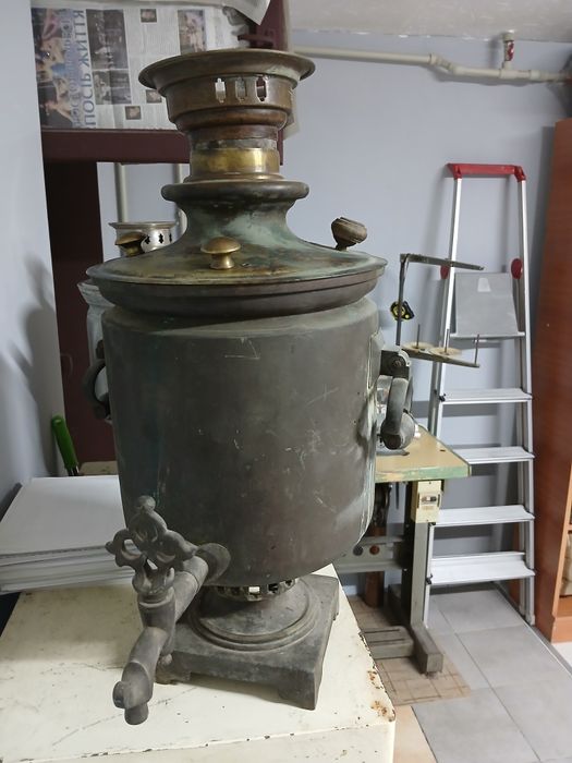 Продам самовар  старинный на дровах.

Состояние на фото.

Пер