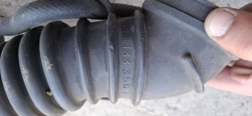 Патрубок повітряного фільтра  ауді A6C5 vw пассат б5 1.8т  038133358L
