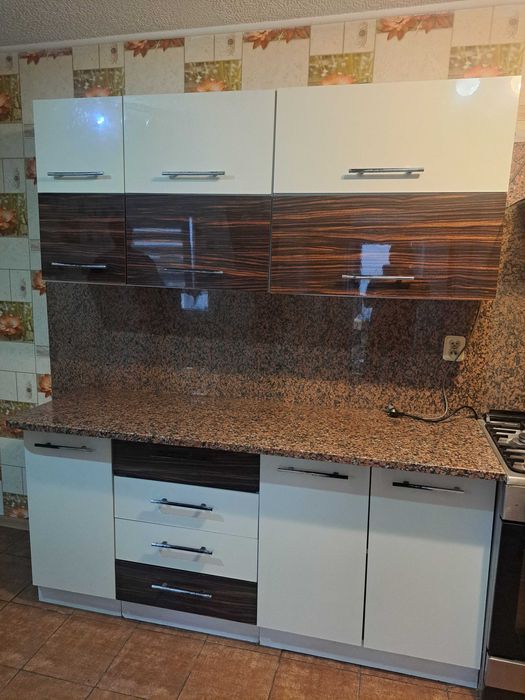 Szafki kuchenne z blatem granitowym