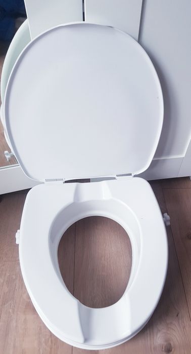 Nasadka toaletowa z klapą marki LM Global  10cm