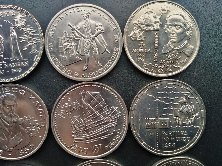 12 moedas comemorativas