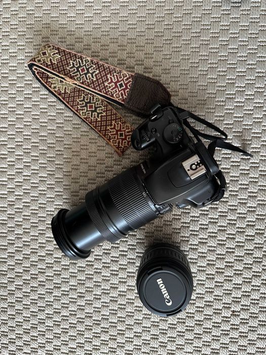 Vendo Canon EOS 1000D com duas lentes: 18–55mm (standard) e 18–135mm