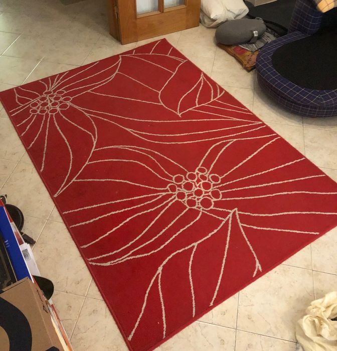 Tapete Vermelho com padrão branco