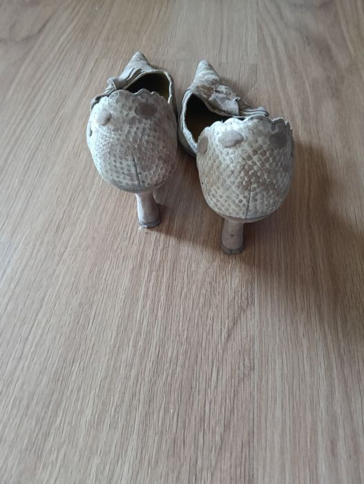 Sapatos elegantes em pele