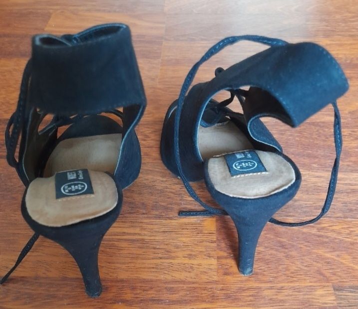 Sapatos/Sandálias pretas de camurça