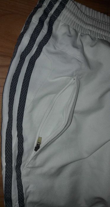 Białe spodenki szorty za kolano Adidas S