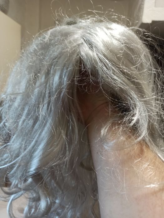 Długa peruka dla białej damy