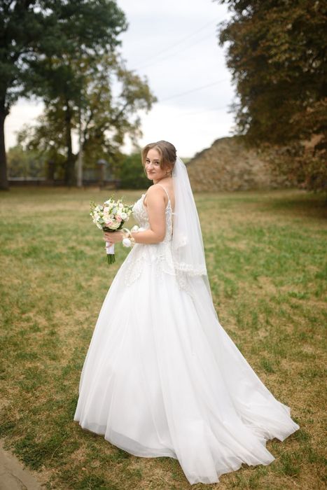 Весільна сукня кольору айворі