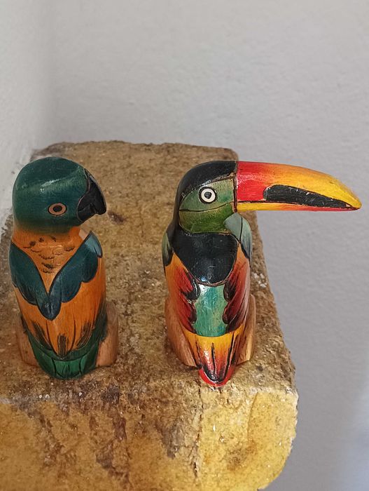Estatuetas vintage de tucano e papagaio
