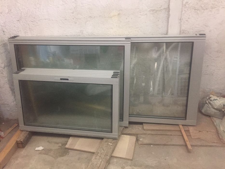 Janelas de correr em vidro duplo, com aros e Janelas novas.