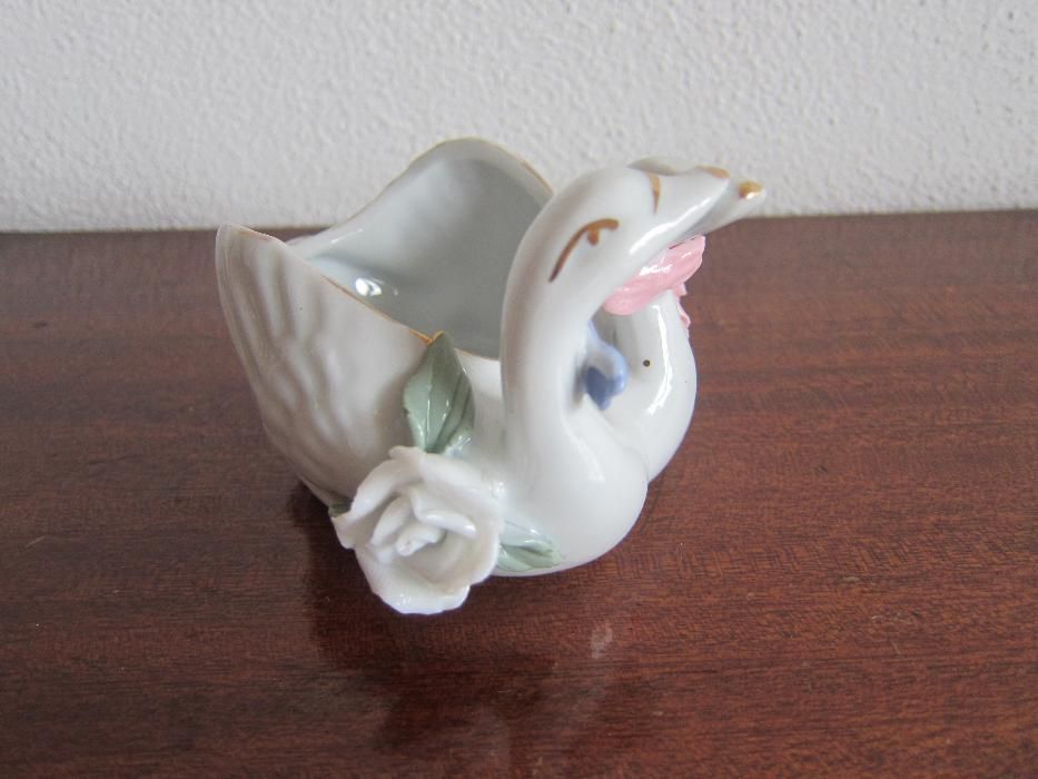 Adorno de Enfeitar dois Cisnes com Rosa pequenino