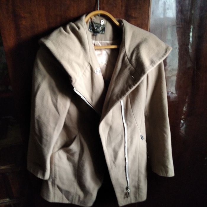 Продам новые пальтокофейное и белое за 300 грв одно 46 48 размер новы