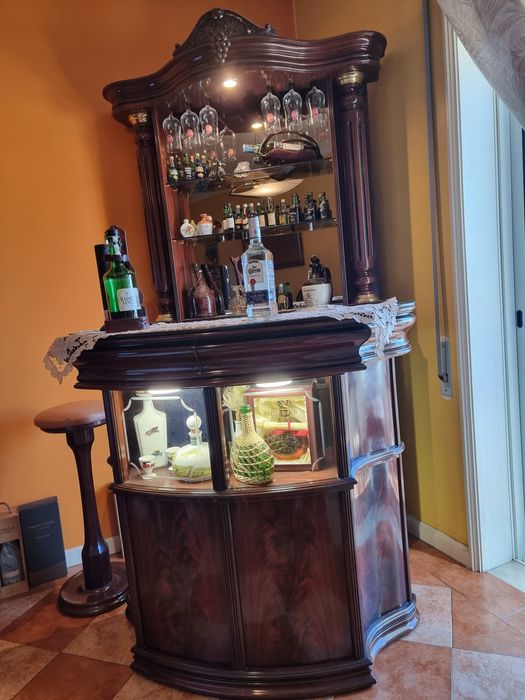 Bar de canto em madeira escura c/banco