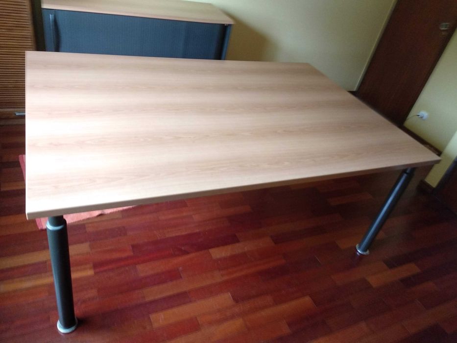 Mesa para escritório em madeira e ferro