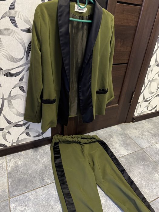 Костюм брючний, костюм