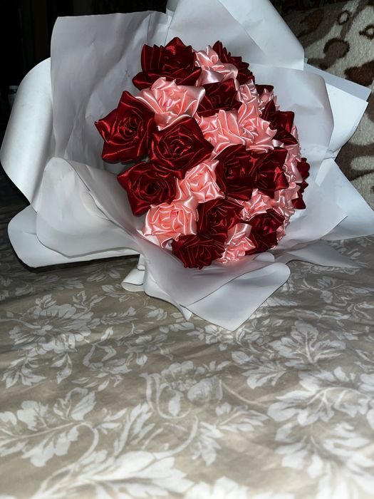 букет троянд з атласу