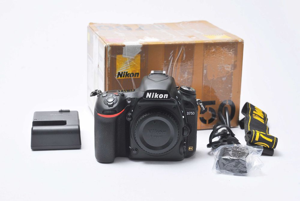 Nikon D750 seminova (950 disparos)