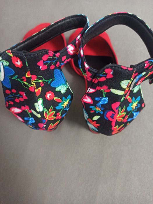 Nowe buty 40, na obcasie 7 cm, czerwone, kwiaty