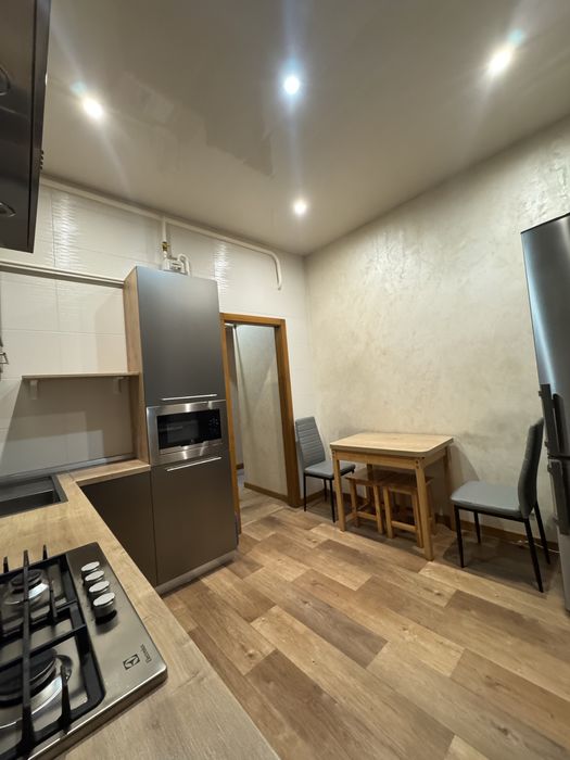 Продам 2 кімнатну квартиру (сталінку) вул. Будівельників