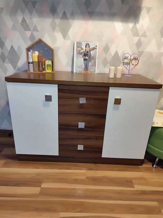 Komoda z szafkami i szufladami do pokoju dziecięcego młodzieżowego