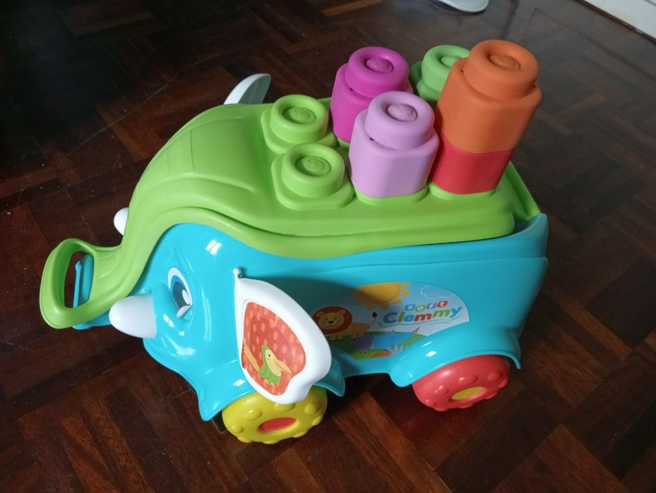 Elefante com  blocos de construção