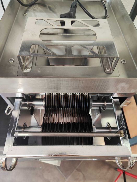 Слайсер, слайсер для нарізання мяса на смужки, шпигорізка, ломтерезка