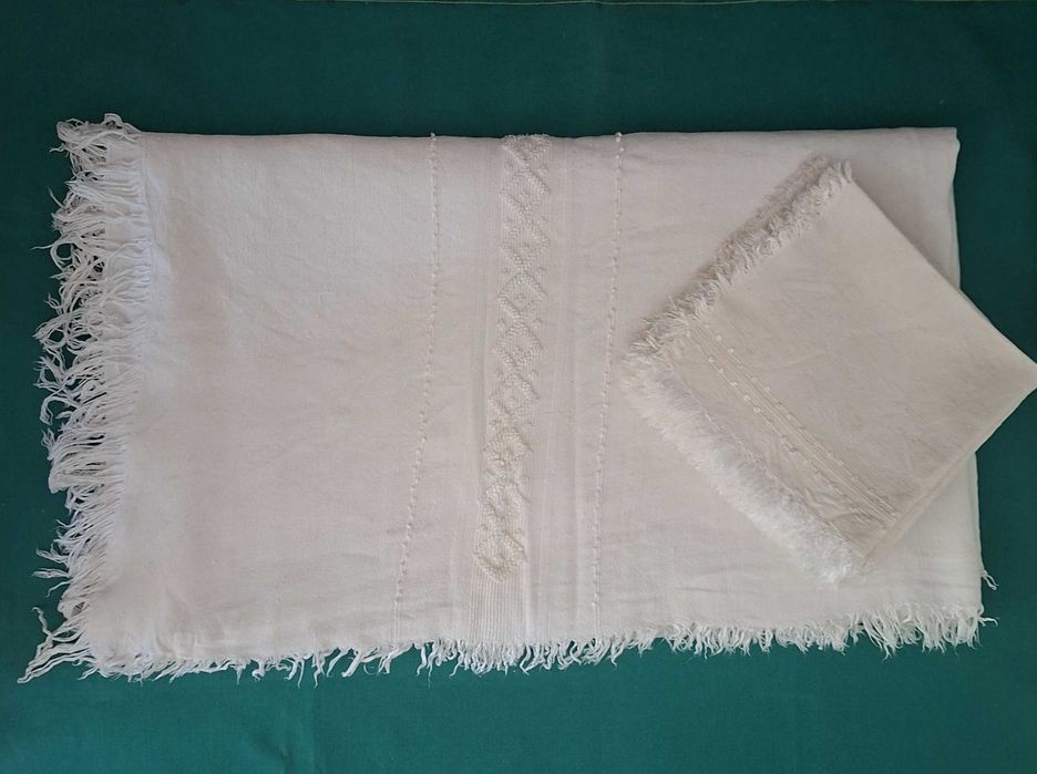 Magnífica Toalha antiga em linho, bordada manualmente, com 06 guardanapos - 260x145cm