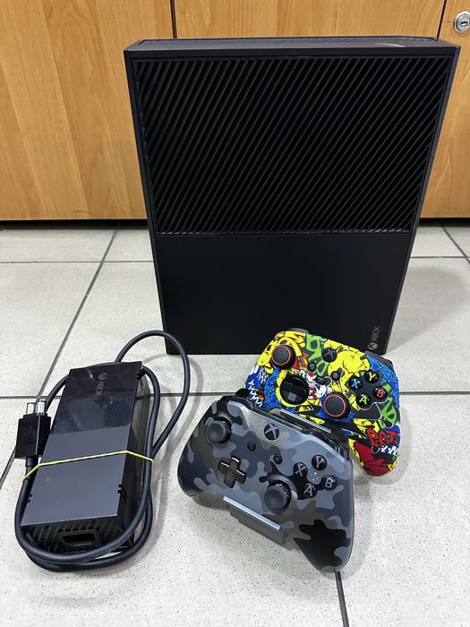 Xbox ONE 1TB 2 gamepads