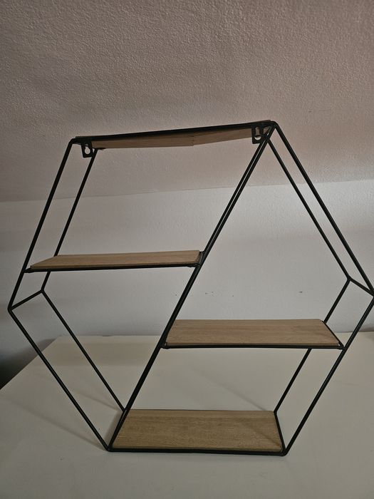 Peça decorativa para colocar na parede com 4 prateleiras madeira, dimensão 57x52,.