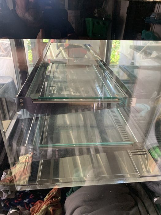 Vitrine a quente e frio ventilada com duas prateleiras com 88,50 cm de comprimento 0,56 cm de largura e 71,50 cm de altura