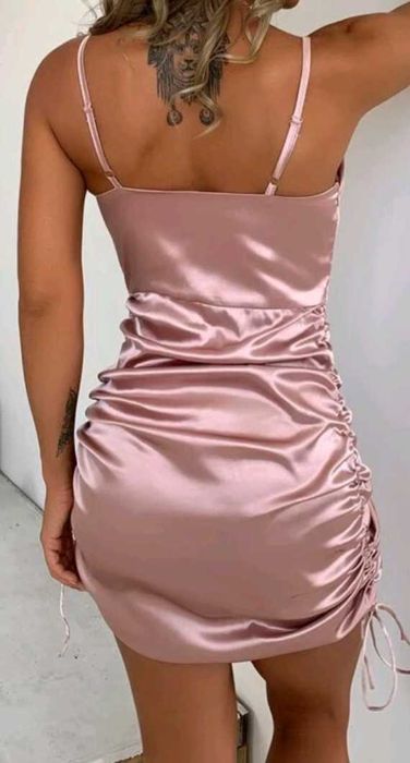 Vestido em cetim (Comprimento ajustável)