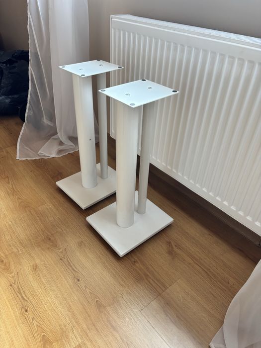 Standy pod kolumny białe