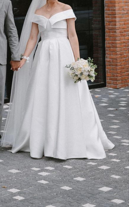 Весільна сукня атлас