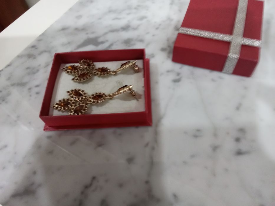 Wiszące kolczyki z brązowymi sztucznymi kamieniami