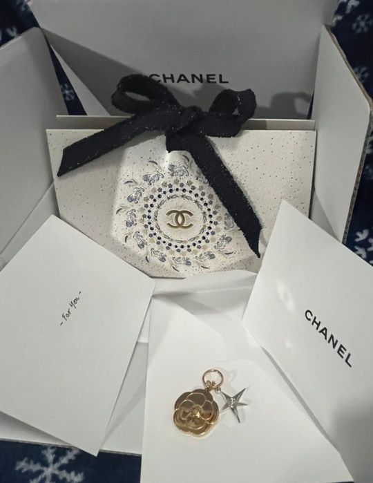 Edycja limitowana charms zawieszka Kamelia