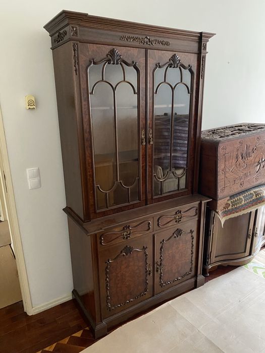 Cristaleira de Madeira Maciça