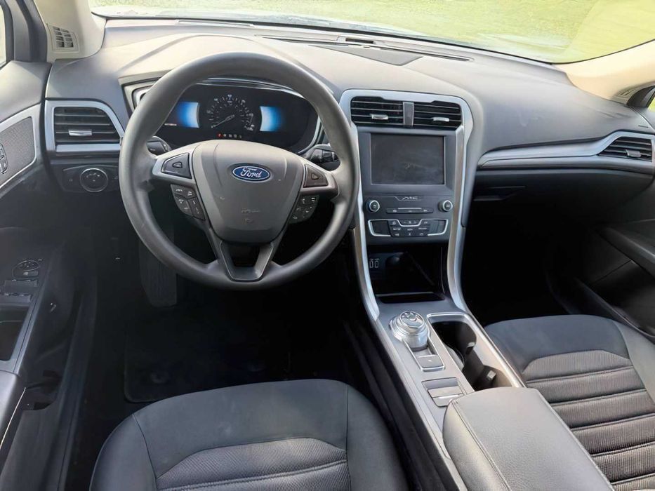 Ford Fusion Titanium Hybrid      2019