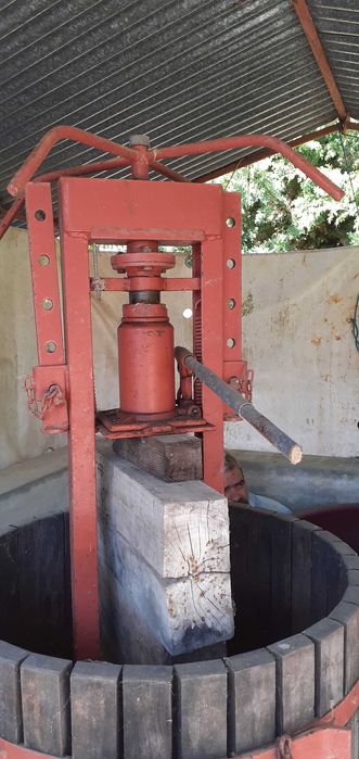 Prensa com macaco hidráulico