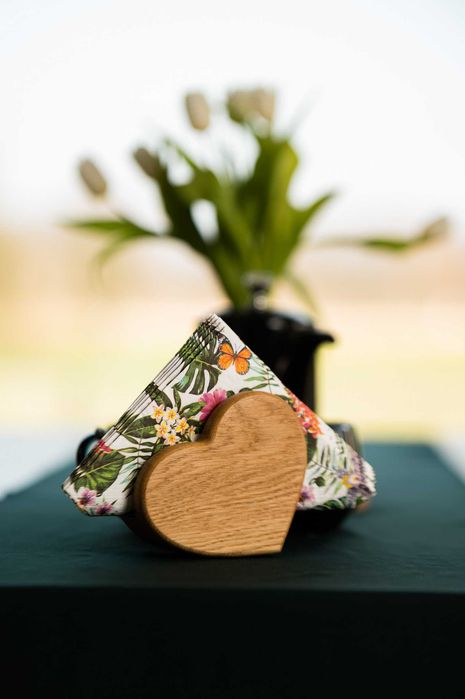 Serwetnik w kształcie serca z drewna dębowego