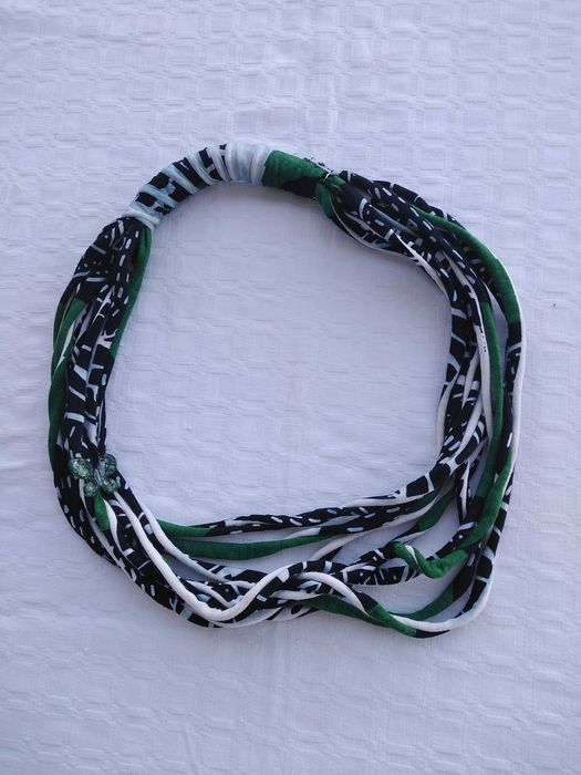 Colar de tecido verde/preto/branco