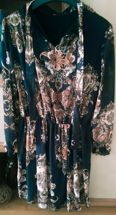 Czarna sukienka ze złotym wzorem