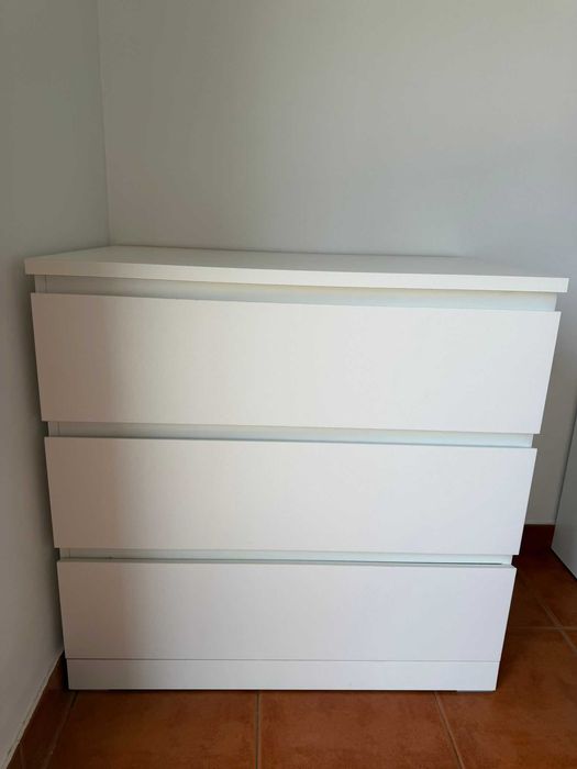 Cama casal e solteiro completos, móveis em geral, sofá, frigorífico