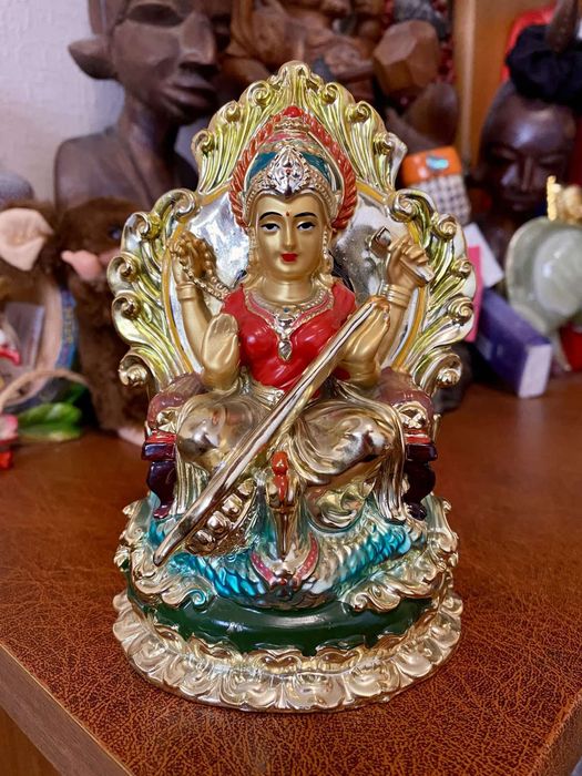 Индийская статуэтка золотая богиня Сарасвати, божество, индуизм